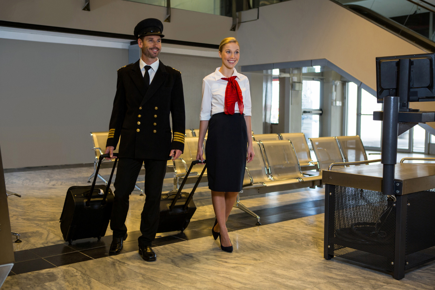 pilot-air-hostess-walking-with-their-trolley-bags